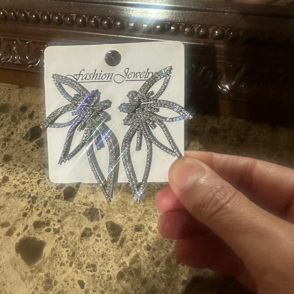 NWT Elegant Silver Leaf Earrings